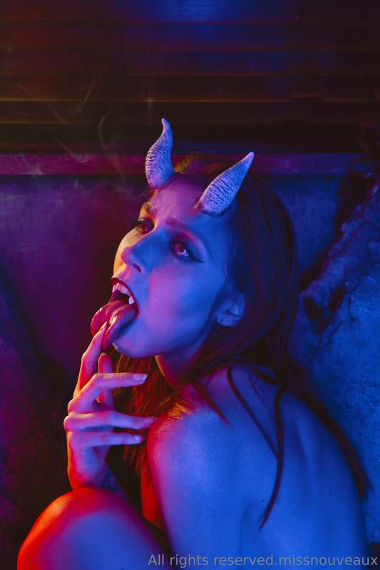 If you’d like custom videos or photos of me in succubus cont.. 1