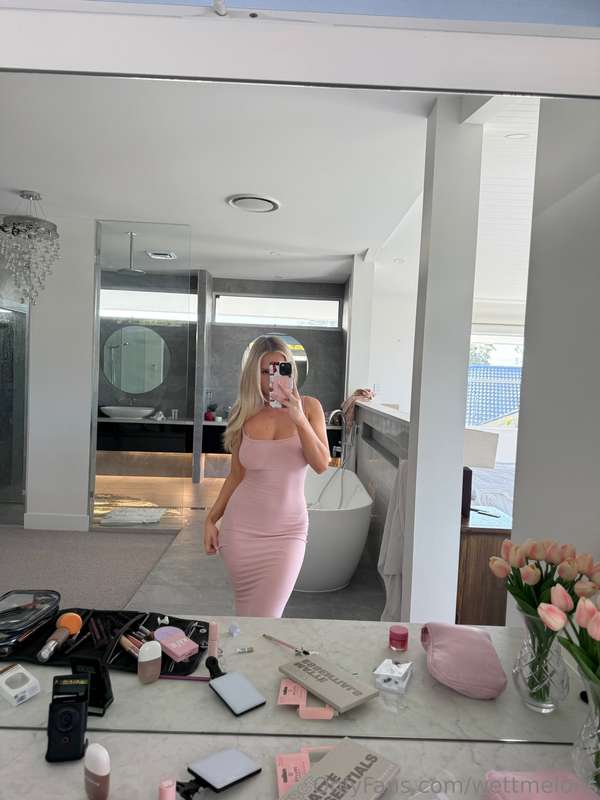 i'm really loving the way this dress hugs my curves 🤭