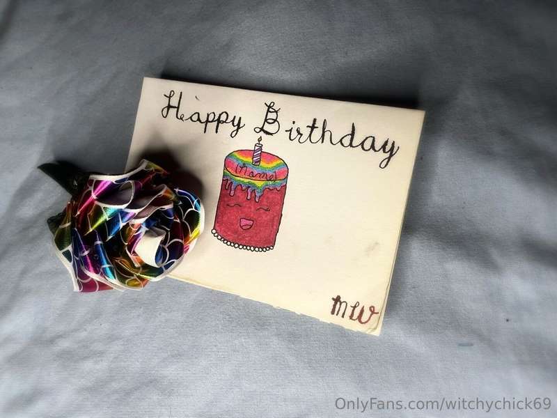 I also make custom cards and gifts; just message me!😘