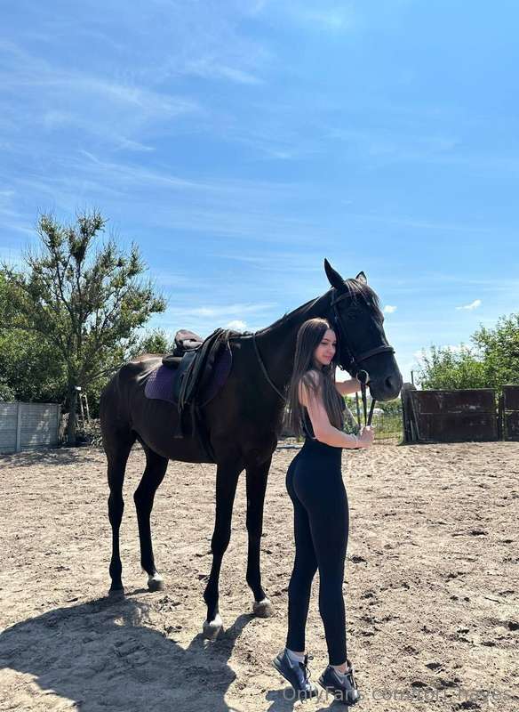 I miss my favorite horses so much 🐎 I can't wait for summer ..
