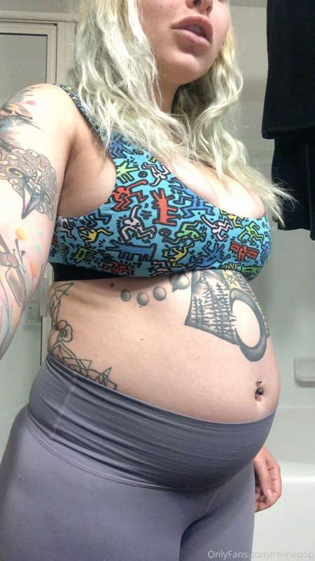 bloated belly in yoga pants 🥰 can you believe I’m this big a..
