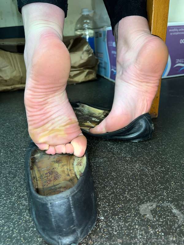 How about some cheeky feet pics at work ? 🤭 3