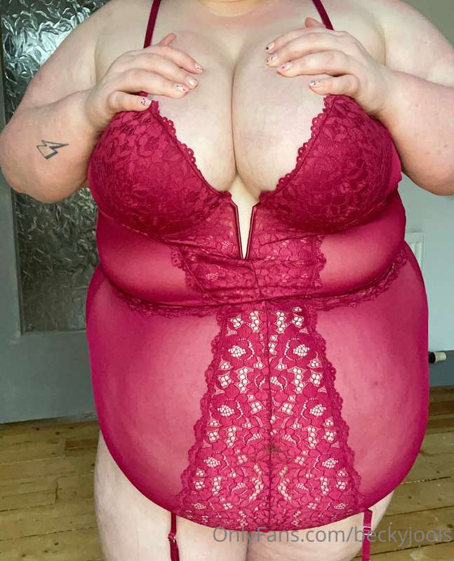 Not sure this outfit can contain my tits 😝 might as well set..