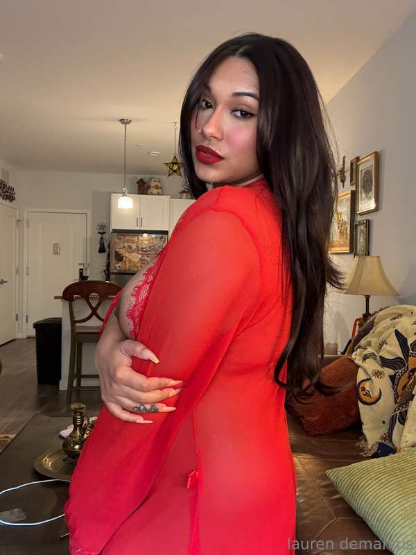 the red package pics ❤️💋 I always feel like I look my mom in.. 4