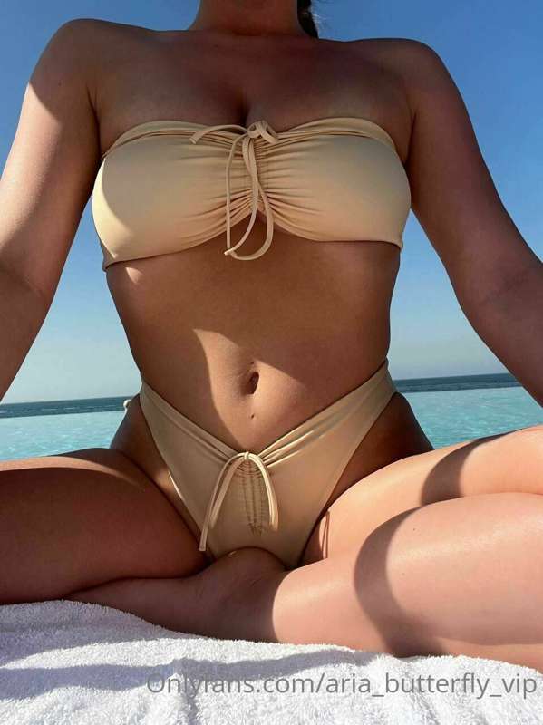 This PORN STAR is SEXTING with fans all day 😋🧡🖤 she sent me ..