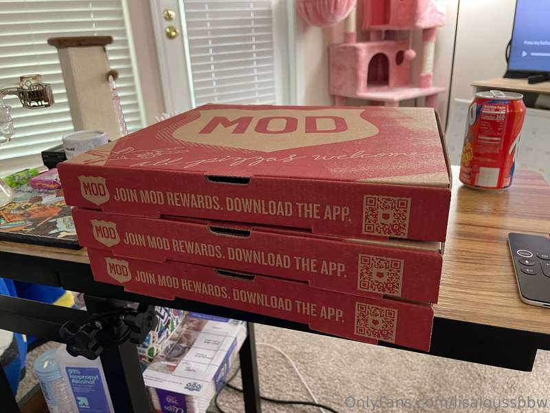 I’m about to CRUSH these three pizzas, I ordered two last ti..