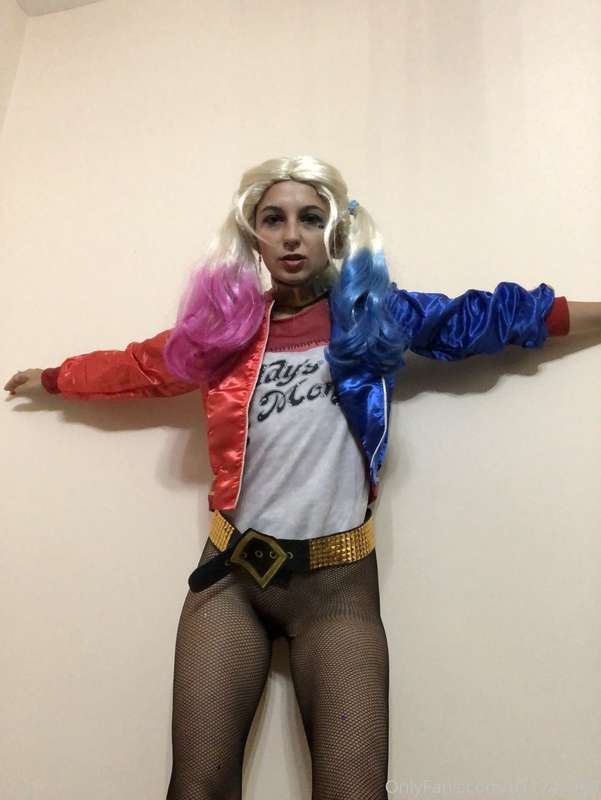 Harley Quinn is a freak 14