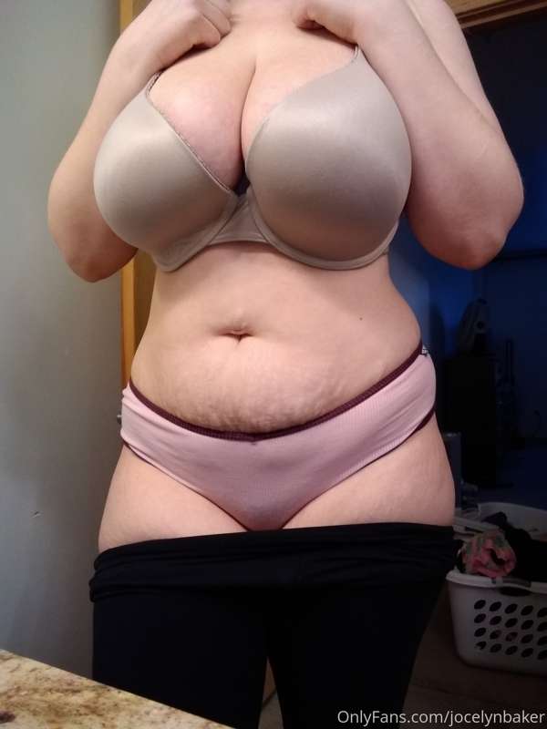 Stripping it all off for you 💕 

Ft my laundry basket 😅

(9 .. 4