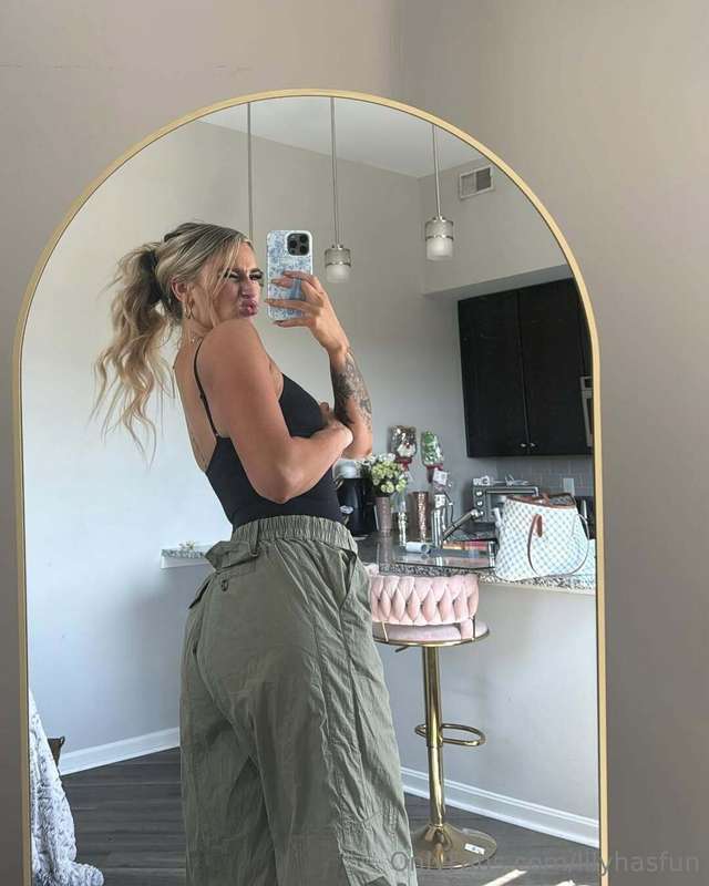 Looking too chic and thicc!! 💅