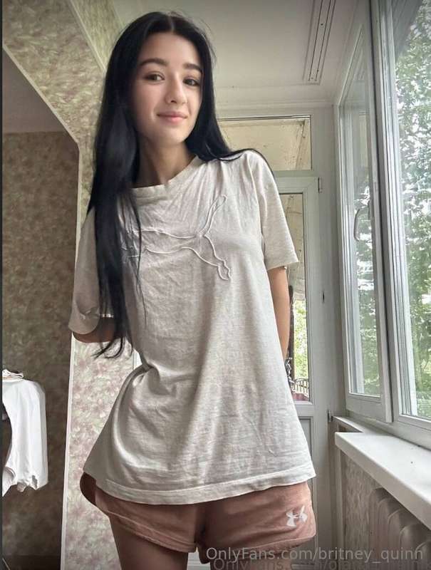 Wow! Just look at this gorgeous petite girl 🥵🥵 She wants att..