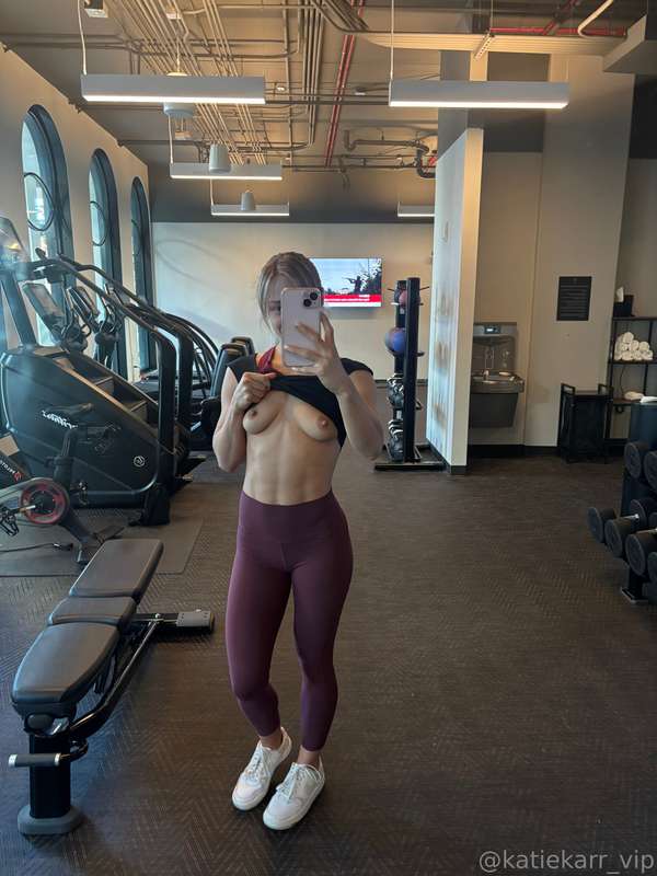 Sweaty gym sesh to start the day 😜