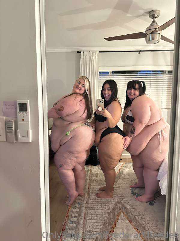 Over 1000lbs of woman and we barely fit in the mirror 🥵 bein.. 8