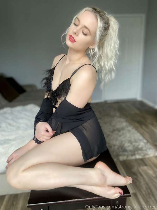 *Come over*??? 🥺  Did you know I have never had my feet lick.. 5