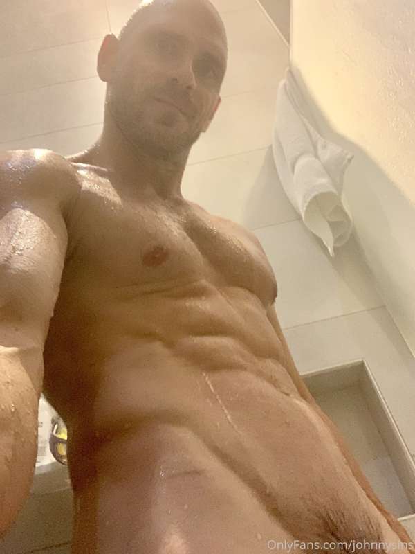 Post workout shower at the gym 💪🏻