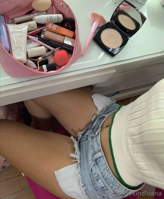 I like to wear makeup and for you to find me very beautiful ..
