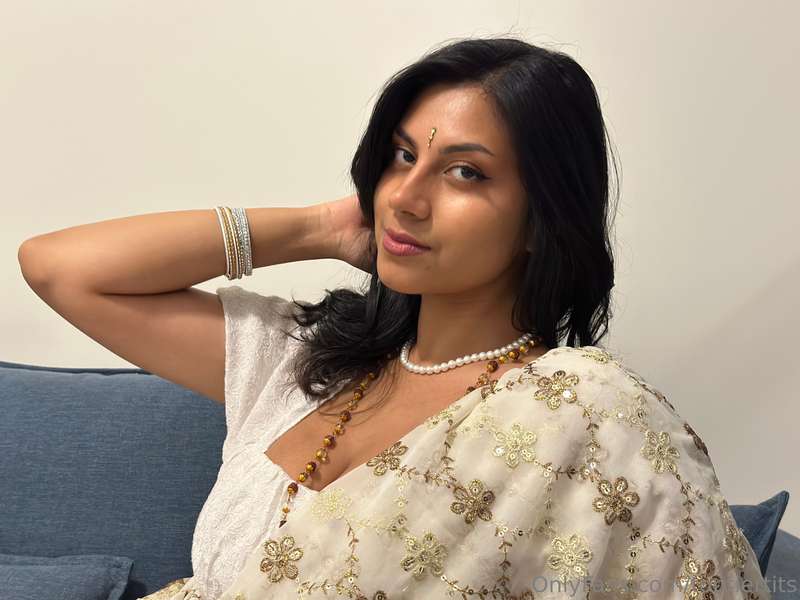 Desi Girlfriend's Secret Desire: SFW Photo Set 1

Model: @th.. 6