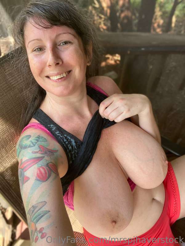 Extra sweaty boobies after today’s workout!  🥵 2
