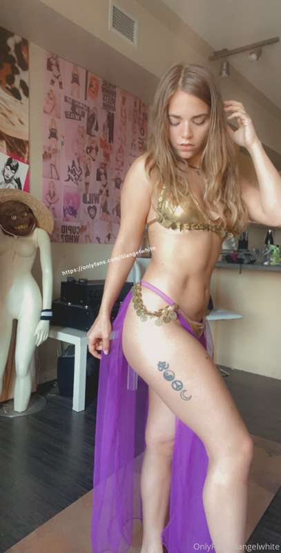 ⚜️The FINDOM GODDESS outfit I chose!⚜️ 

I’m actually excite.. 9