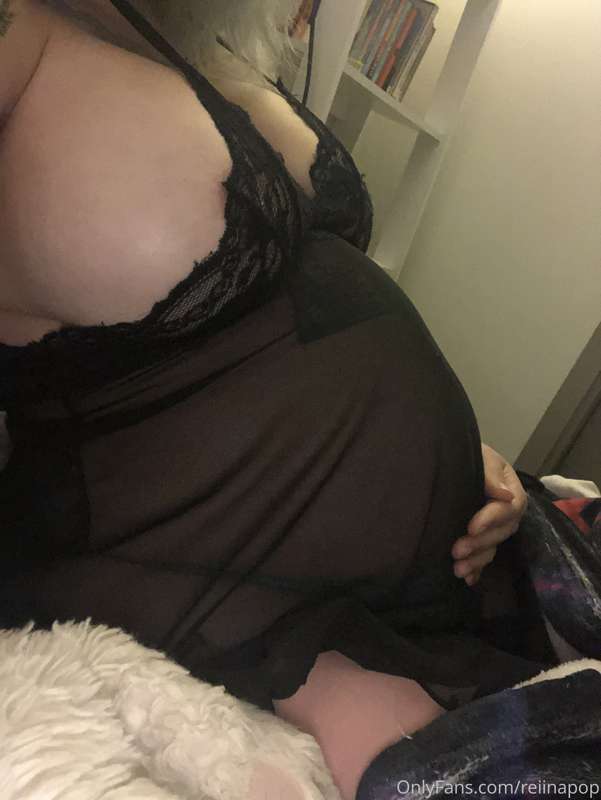 kept eating last night and ended up looking preggo~ 6 tacos .. 1