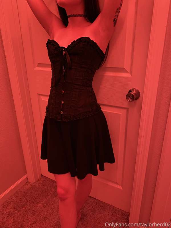 corsets are a girls best friend 😏

3 more from this set for .. 1