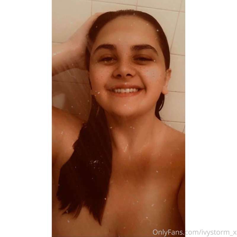 Just dropping my FAVVVVV shower selfie 😁🥵