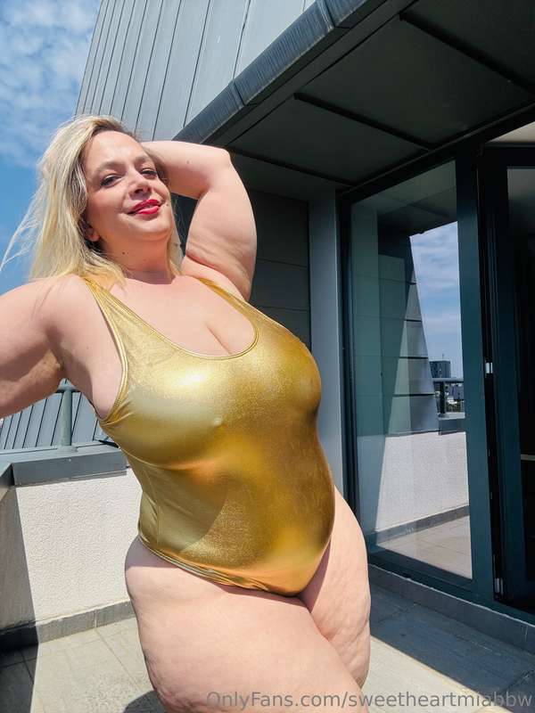 Oh I love Sunny Days and this new golden swimsuit 😍😍 8