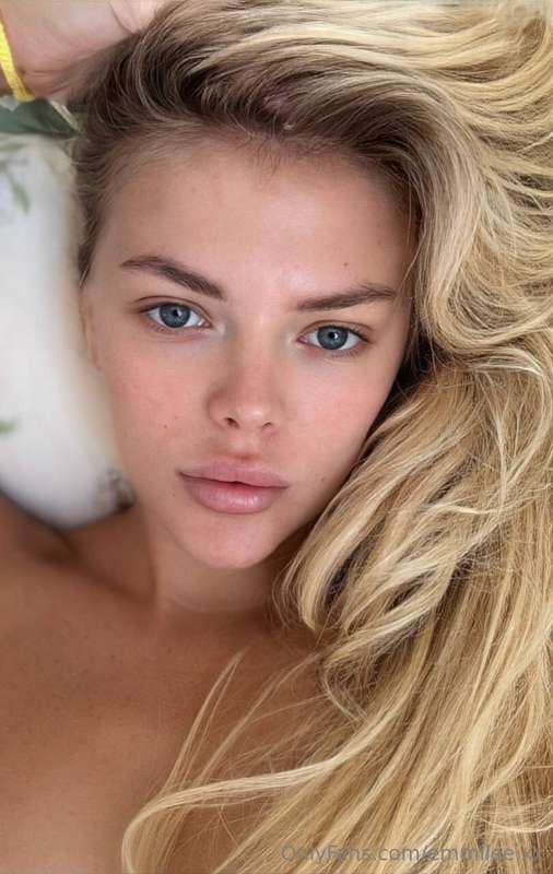 I just woke up… hair messy, skin glowing, and my mind full o..