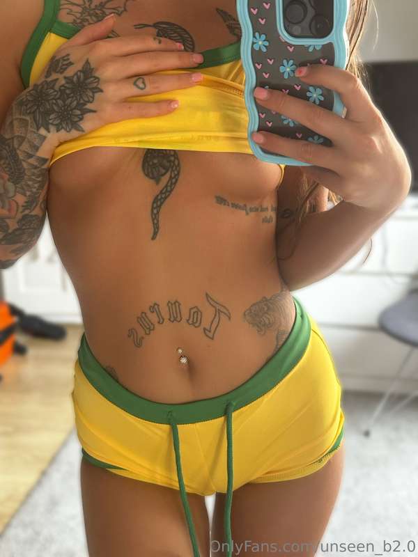 Do you like when i wear yellow? 🥰💛 3