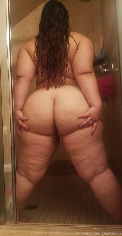 What's better than a big ass? A wet big ass! 💦