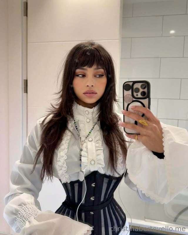 Stasera sono in mood da Contessa, che fai, te ne privi? 🦇😏