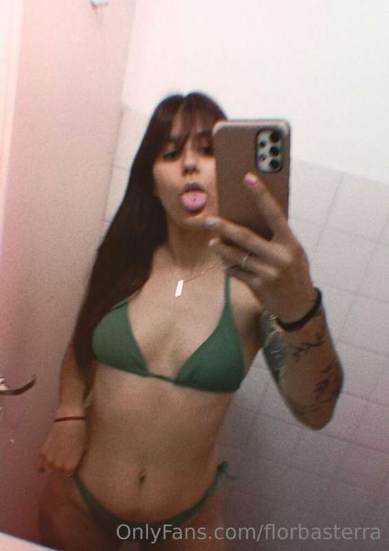 I am Florence  I really like to take pictures, show my tatto..