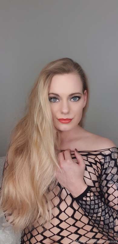 Want to watch this lips around a cock?