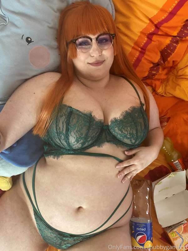 I'm in love with this green lingerie. Fits really well with .. 12