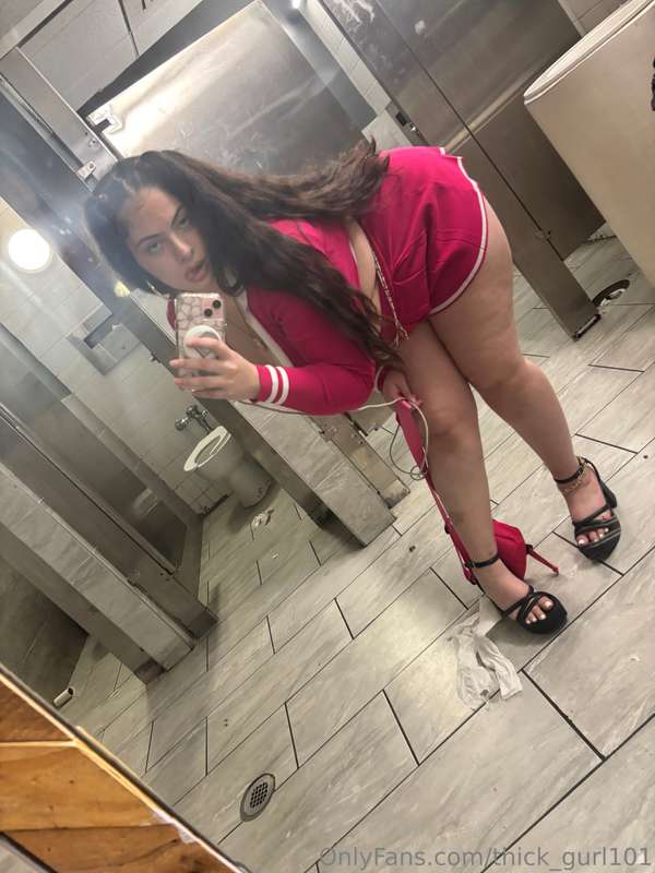 Here’s some last night pics even tho I almost died last nigh.. 5