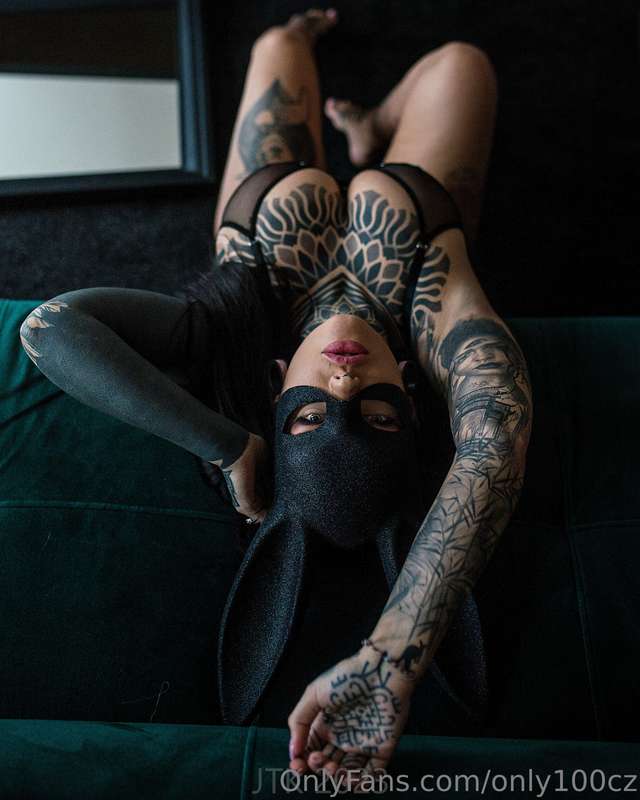 This kitty 🐈‍⬛ needs some cuddles 😛 wanna be her master ? 😎 ..