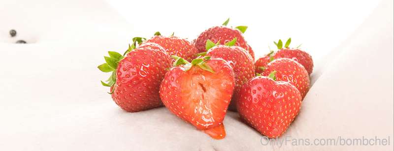 It’s #fruityfriday! Do you like my strawberries?? ;) Of cour..