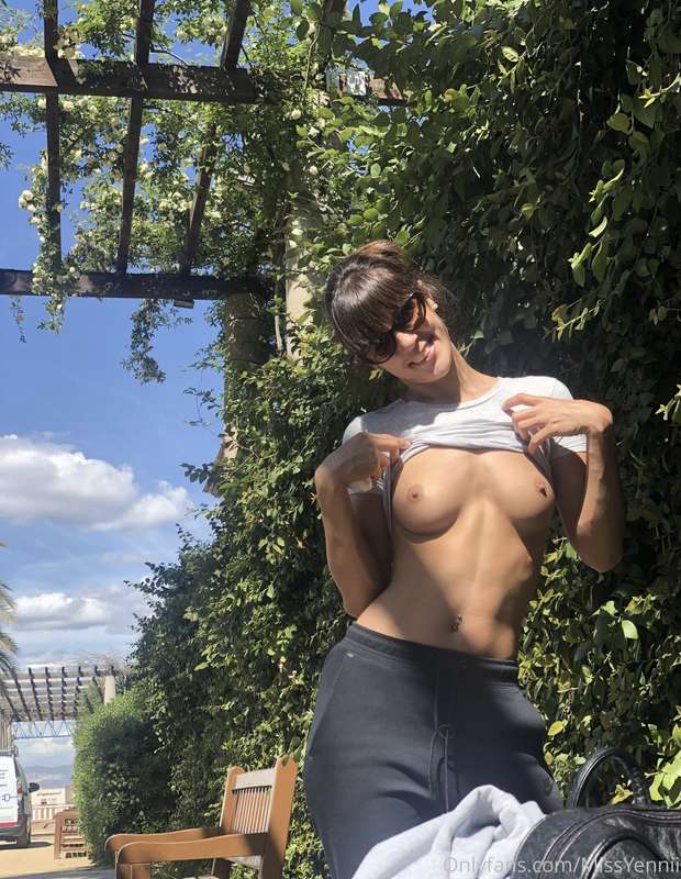 • Que lindo es ir en tetas 🤪! • How nice it is to go on tits..
