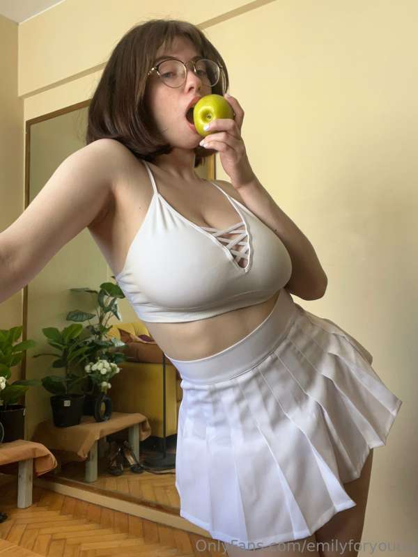 who wants to eat my apple?🍎