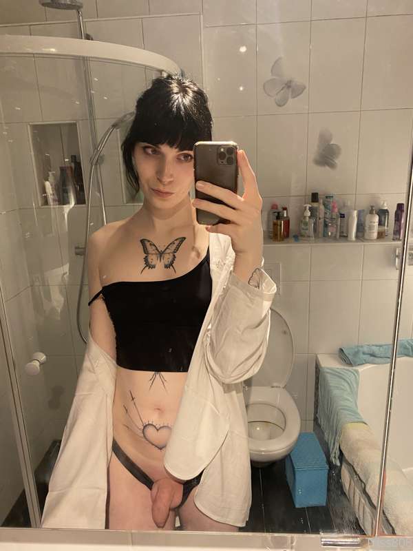 Hi everyone! 🖤

I took some dumb pics in my bathroom last sa.. 11