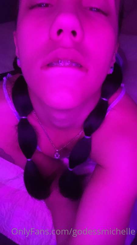 En la cama, portarse mal siempre es algo bueno. 🛌💜🤍💕😈💦 3
