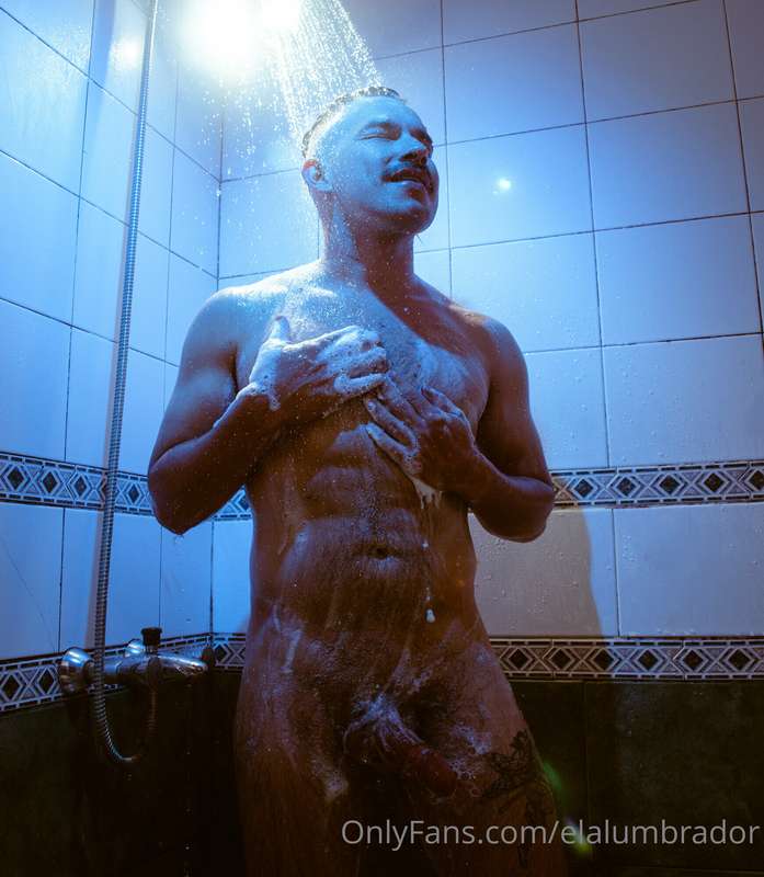 photoshoot. shower. model: @leleeguyxl