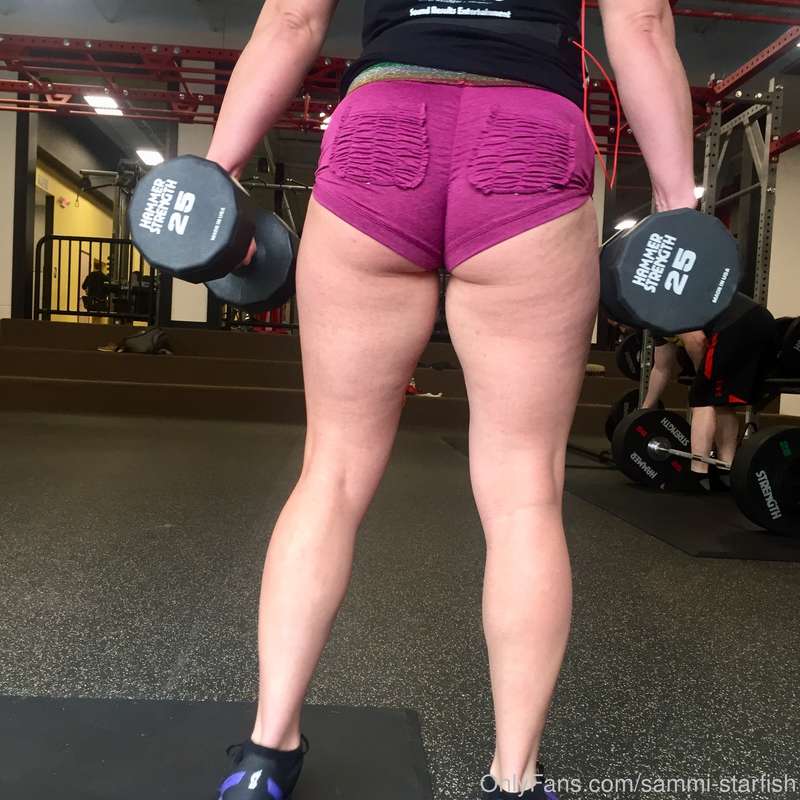 Some dumbbell lunges for the booty gains. Everytime I wear s.. 20