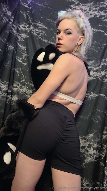 Can you tell how fucking hot I feel with my new sweater and .. 10
