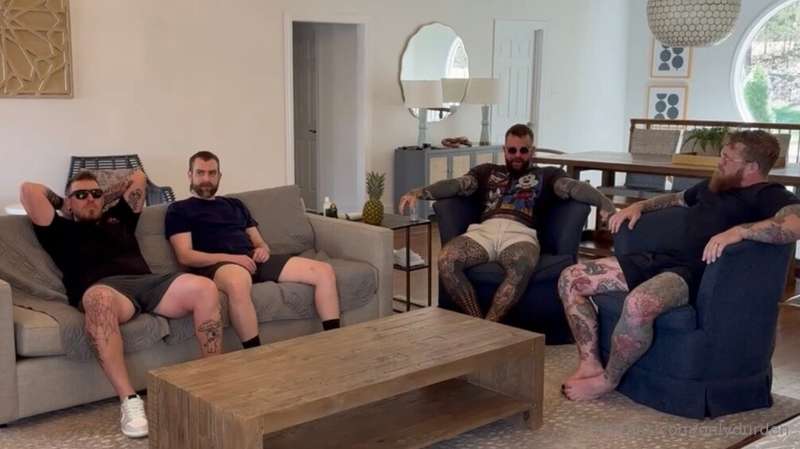 Some 🥵 screenshots from the 8 person bi orgyFull video drops..