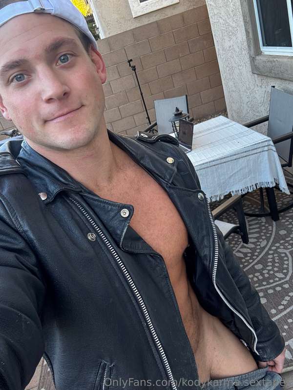 Leather makes me horny 😈