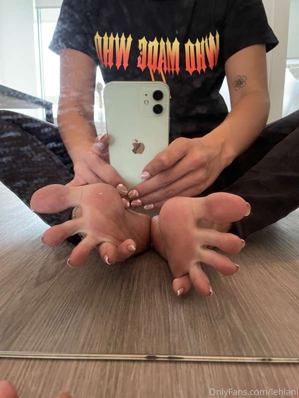 Dirty mirrors can’t stop cute feet 😜 1