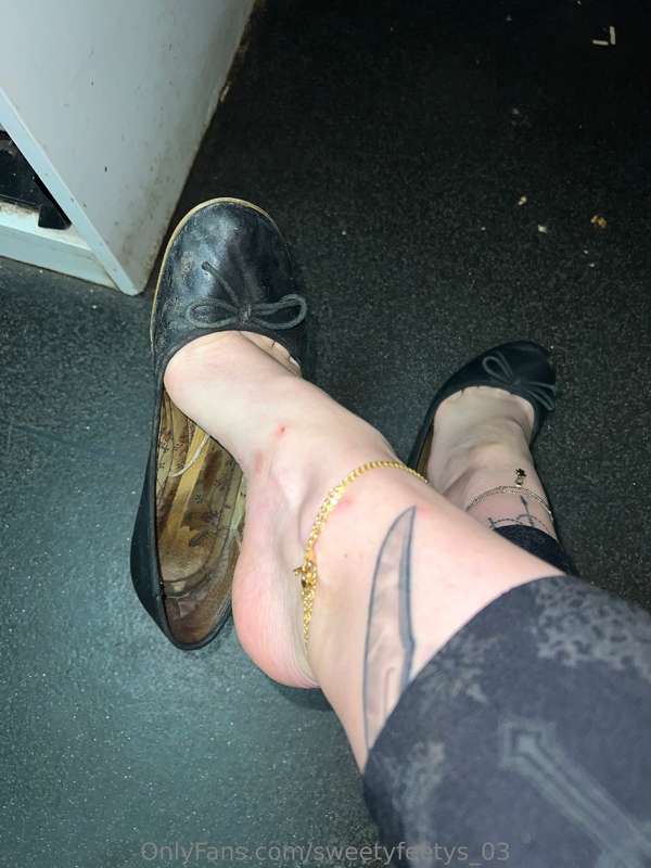 Can I tease you with my feet and flats at work ? 😈 2
