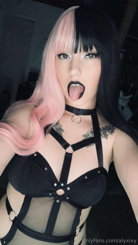 Your own personal goth mommy~ 🩷🖤