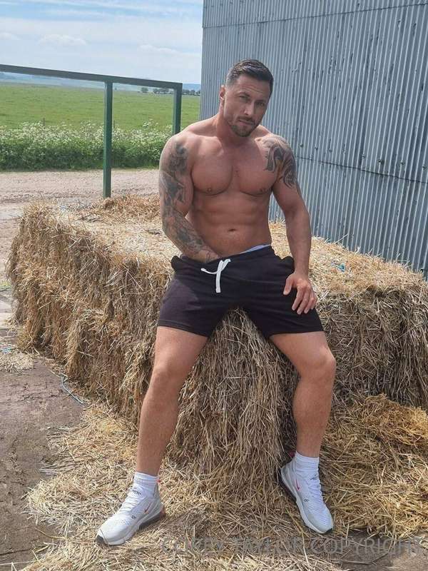 🚔🚨 **UK’s hottest STRIPPER @karlj_stripped with BLUE eyes to..