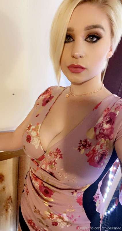 First pics of the night, this dress is tight as fuck. So the.. 1